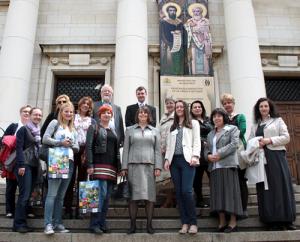 Photograph of meeting delegates in front of the National Library building